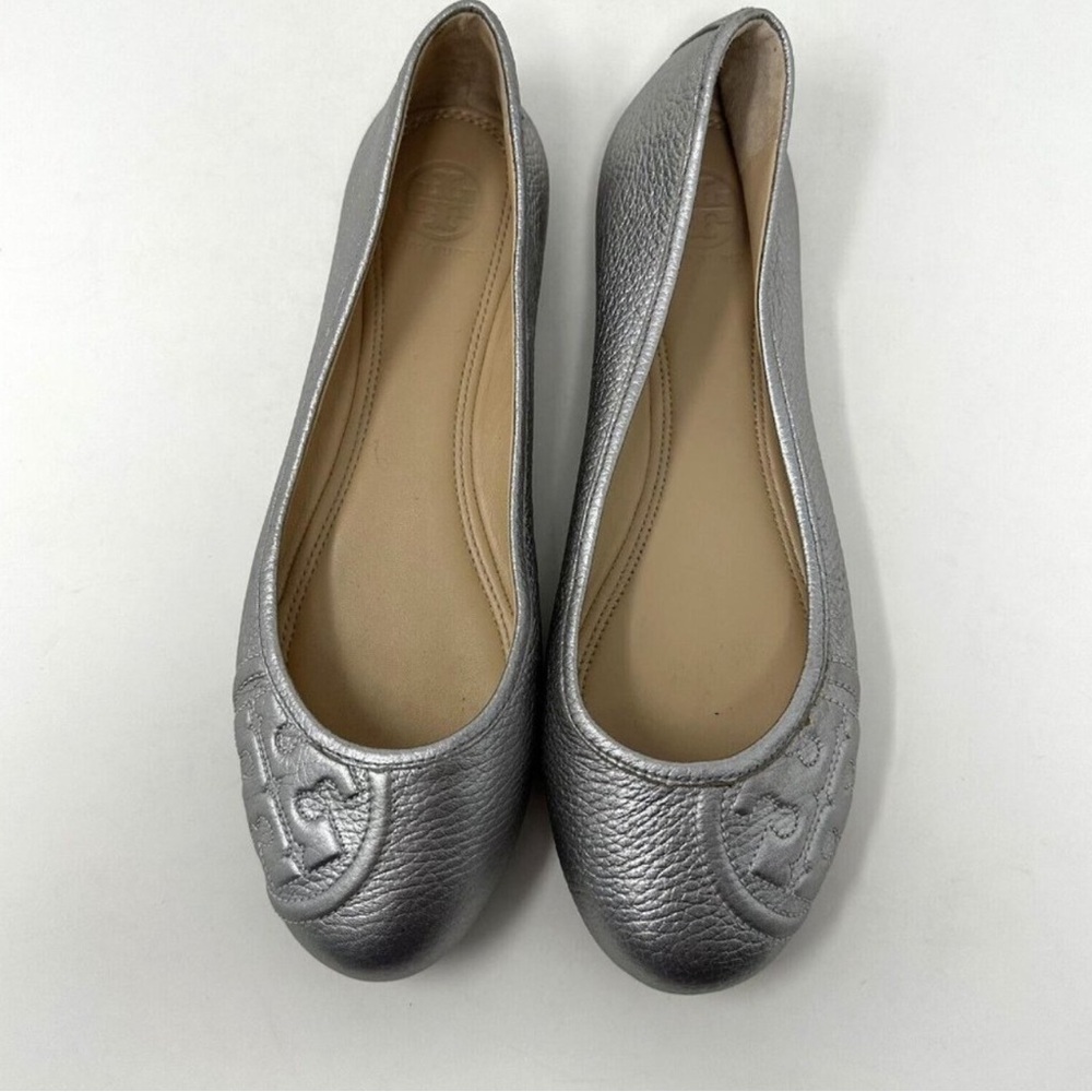 Tory Burch Silver Metallic Ruby Ballet Flats Size 8M Logo Pebbled Leather